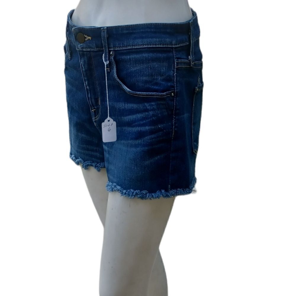 601134....Preowned Mossimo Jean Shorts Size 6, 31.5" Waist, 2" Inseam 9"Rise