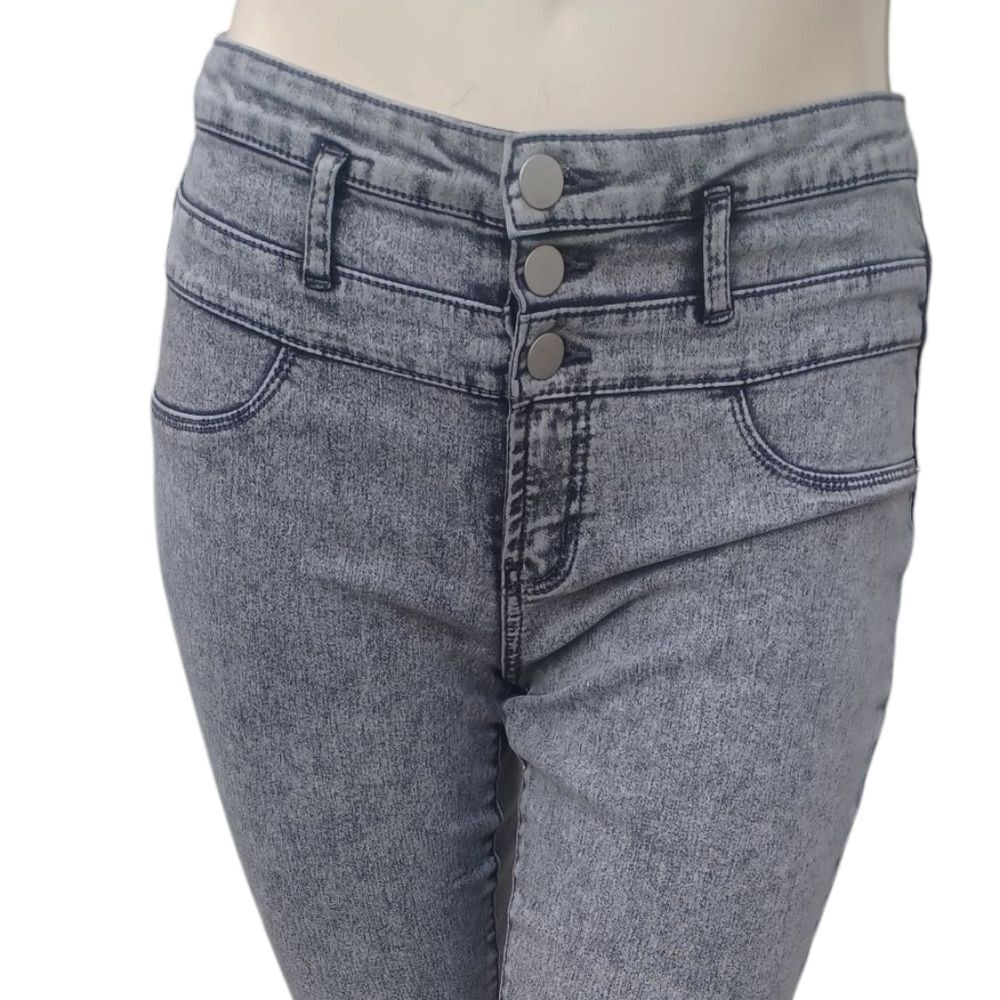 8164....No Boundaries Acid Wash Skinny Jeans Size 17, W"33"  29" Inseam 10"Rise