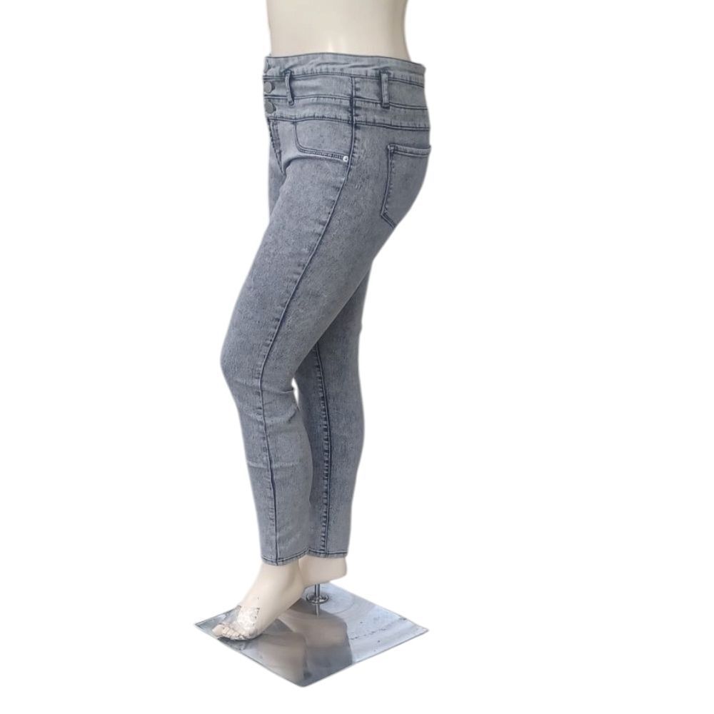 8164....No Boundaries Acid Wash Skinny Jeans Size 17, W"33"  29" Inseam 10"Rise