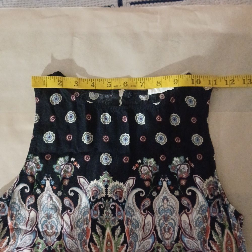 626133....I. Joah Sleeveless Paisley Top Size M