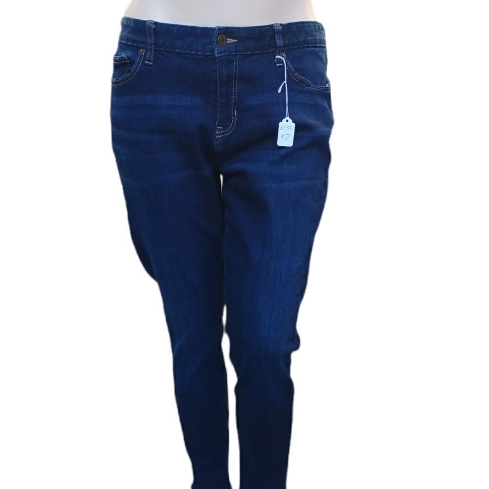 61327....Gap Real Straight Fit Jeans Size 18/34R, 9" Rise, 28" Inseam