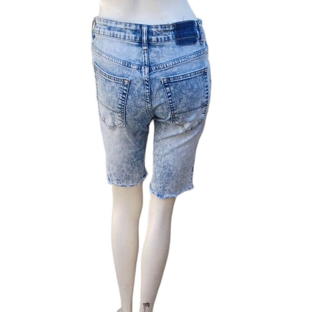 598230....Aeropostale Short Jeans Size 28, 26"W, 9"Inseam, 9"Rise