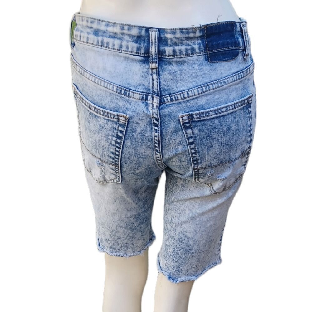 598230....Aeropostale Short Jeans Size 28, 26"W, 9"Inseam, 9"Rise