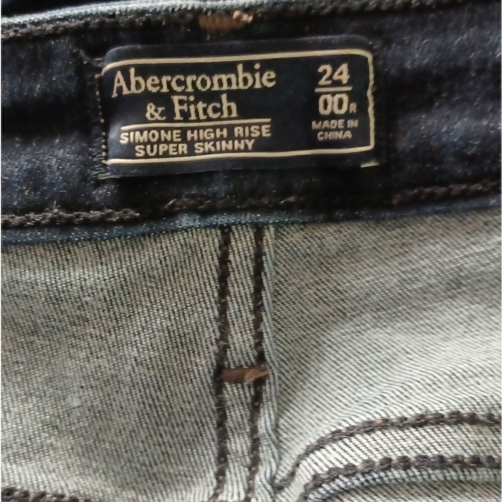 598130.....Abercrombie & Fitch Dark Wash Skinny Jeans Size 24/00R, 9"Rise