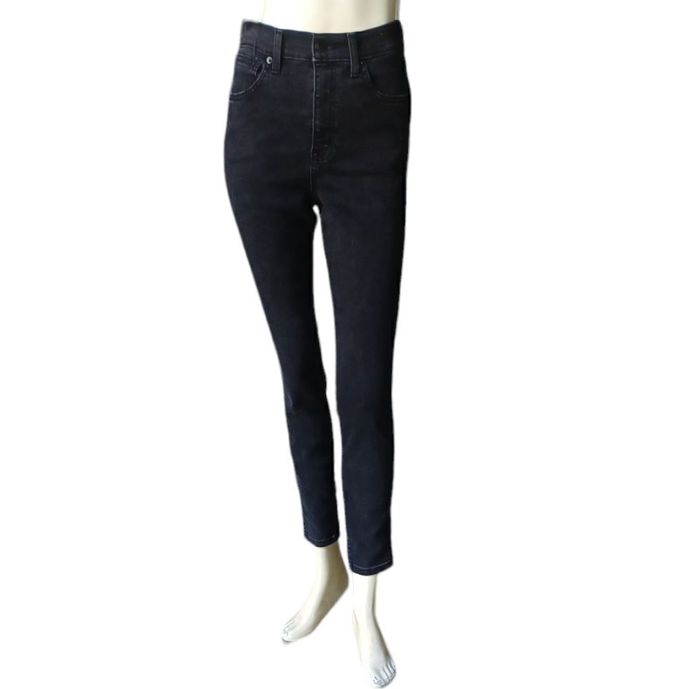 7002114......Kirkland Skinny Jeans Size 8