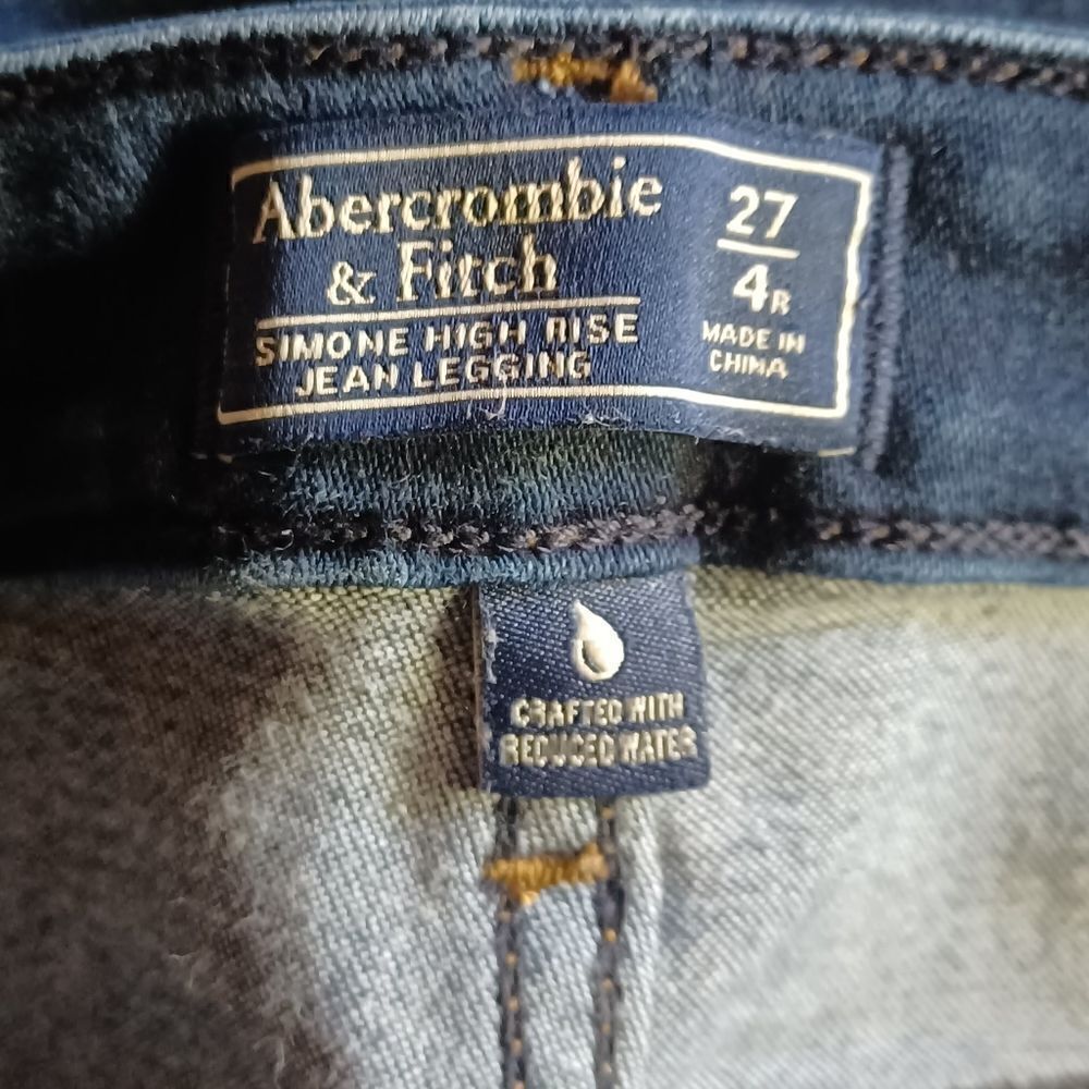 691547....Abercrombie & Fitch Skinny Jeans Size 27/4R, 10"Rise