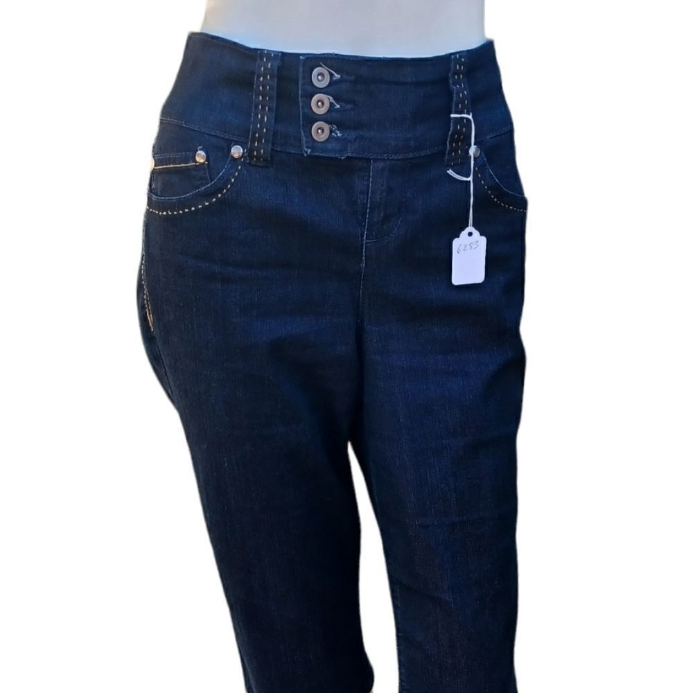 628337...Style&Co Crop Jeans Size 8P, W28" 16"Inseam  9 1/2"Rise