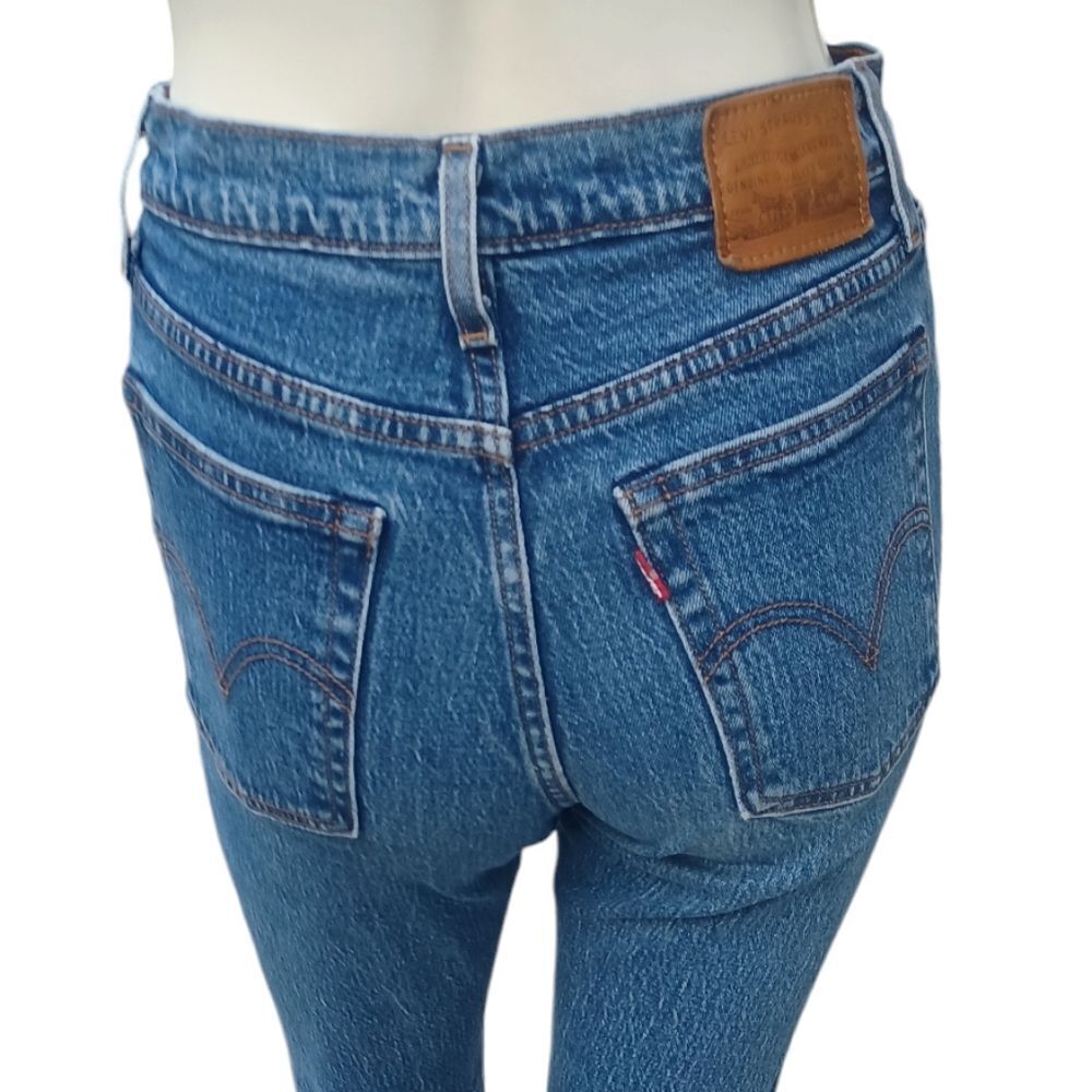 4165....Levi Strauss & Co. Wedgie Straight leg Size 25