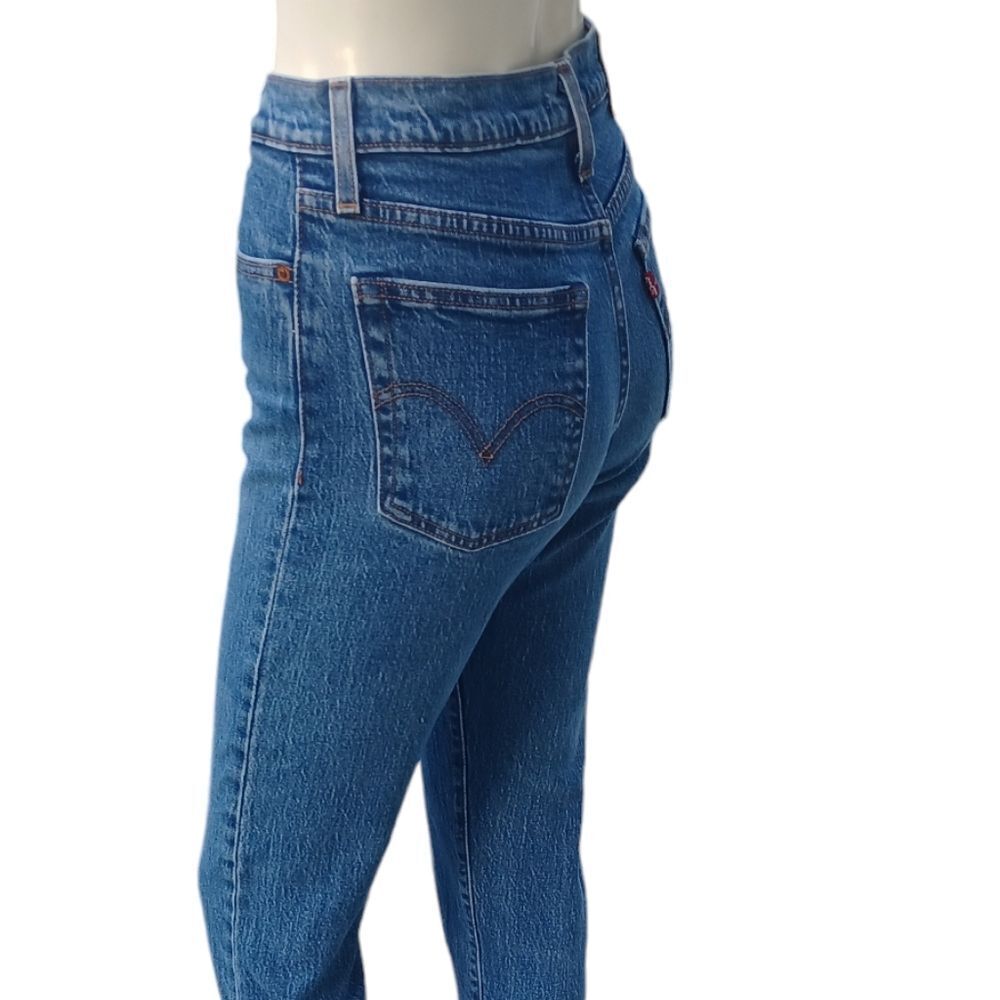 4165....Levi Strauss & Co. Wedgie Straight leg Size 25