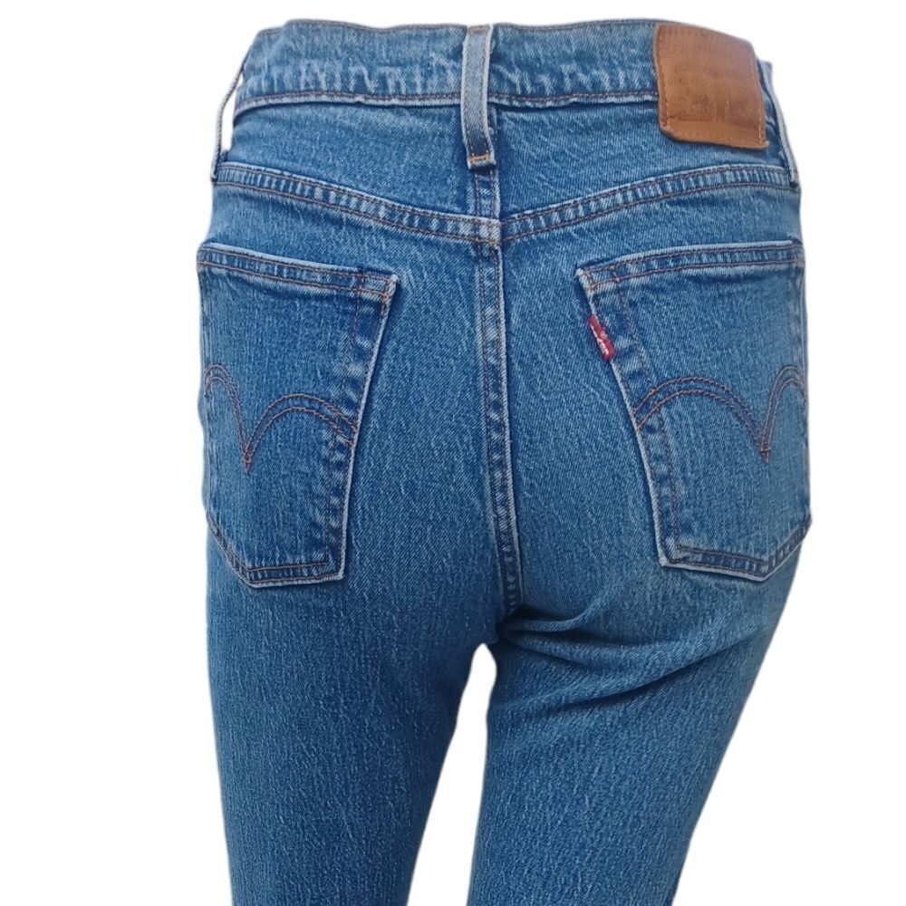 4165....Levi Strauss & Co. Wedgie Straight leg Size 25