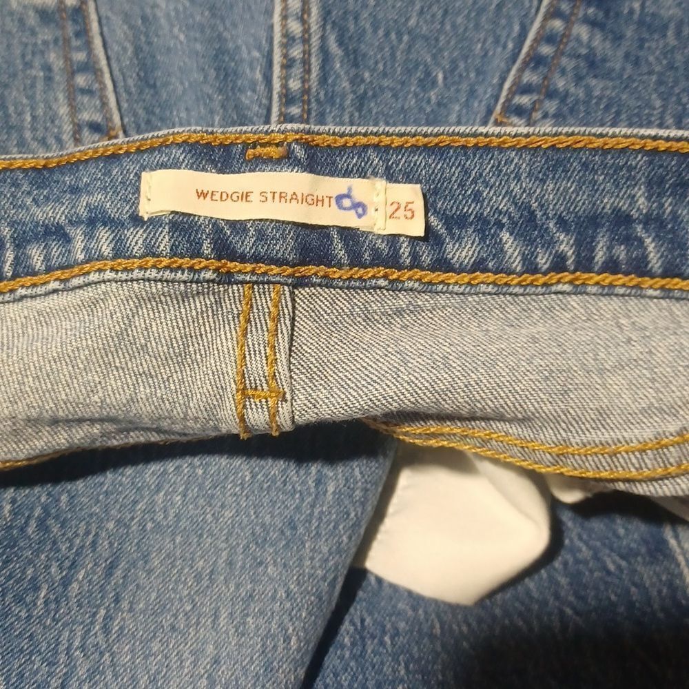 4165....Levi Strauss & Co. Wedgie Straight leg Size 25