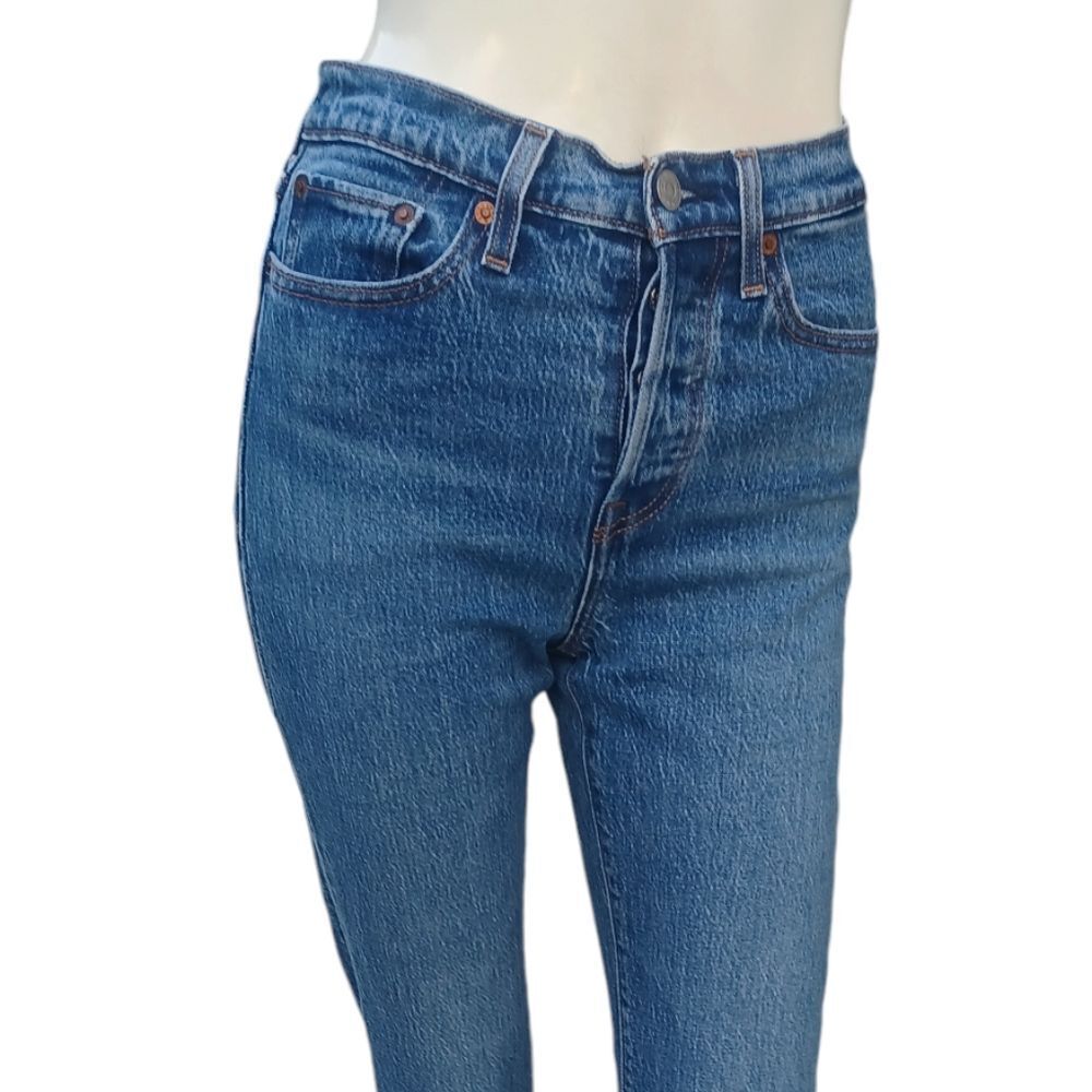 4165....Levi Strauss & Co. Wedgie Straight leg Size 25