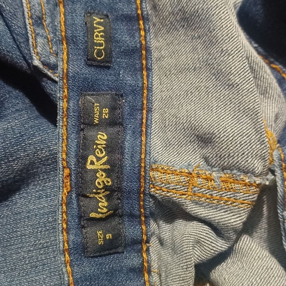 689345....Indigo Jean Shorts Size 9, 28" Waist