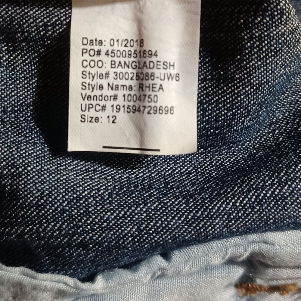 615148.......Gloria Vanderbilt  Crop Jeans Size 12, W34" 20"Inseam  11"Rise