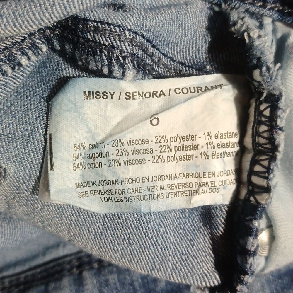 544922..Bandolino Lisbeth Crop Jeans Size 6, 28" Waist 24" Inseam 9" Rise