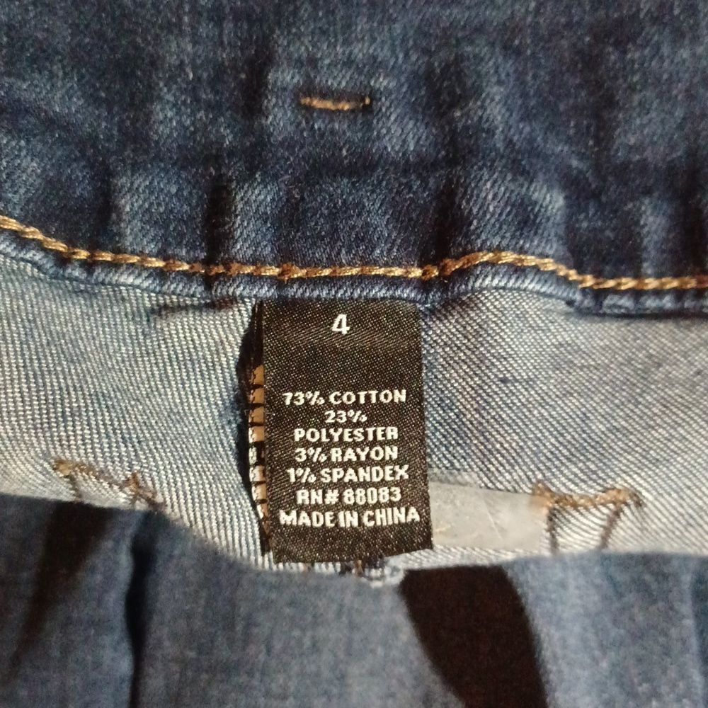 639738.....Refuge Skinny Jeans Size 4, W25" 27"Inseam 10"Rise