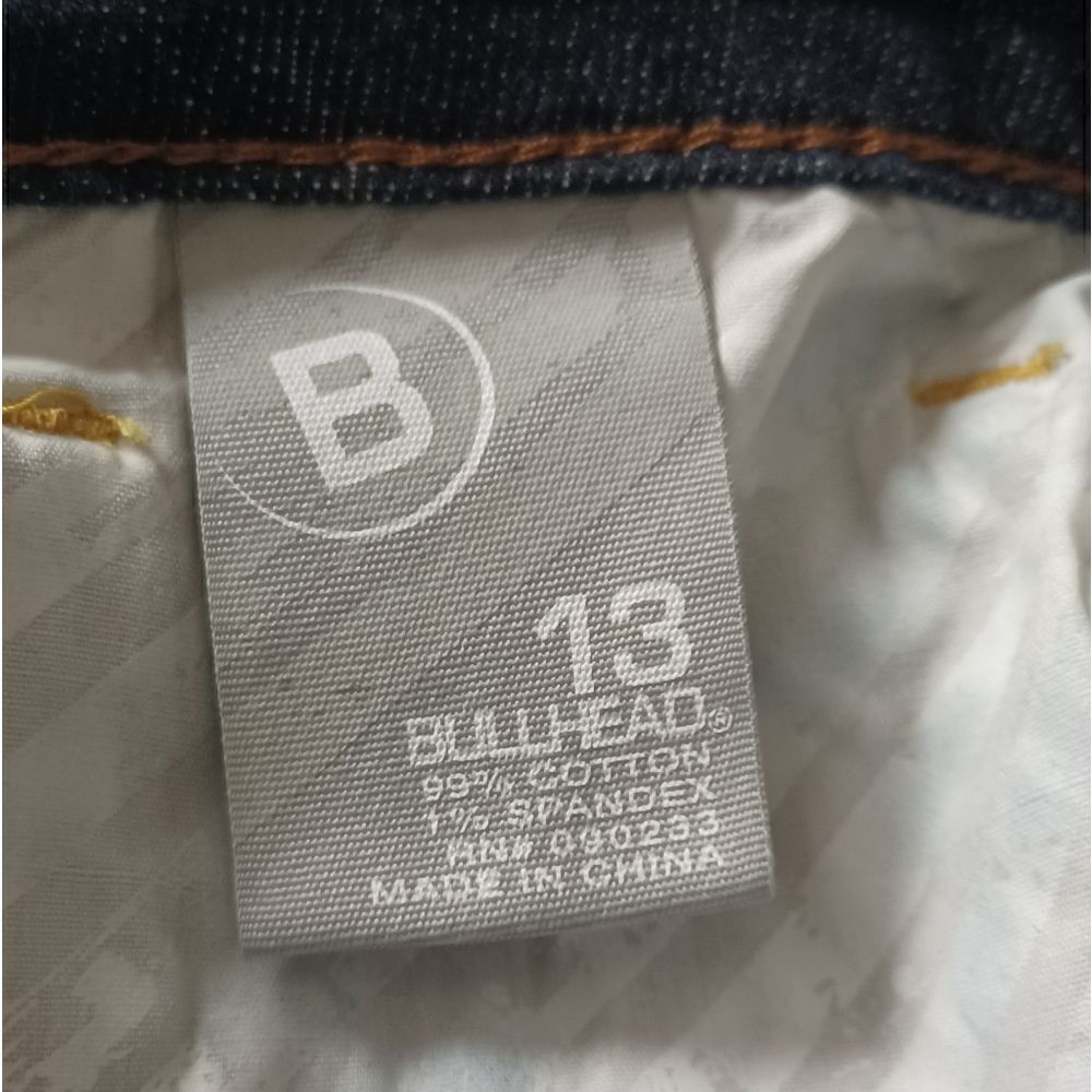 693023....Bullhead Skinny Jeans Size 13, 32" Waist 25" Inseam 8" Rise