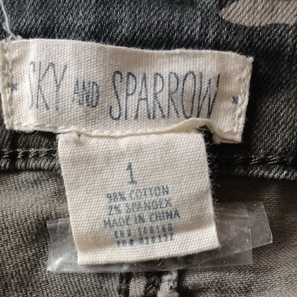 692723....Sky and Sparrow Camo Skinny Jeans Size 1, W23" 25"Inseam Cuffed 9"Rise