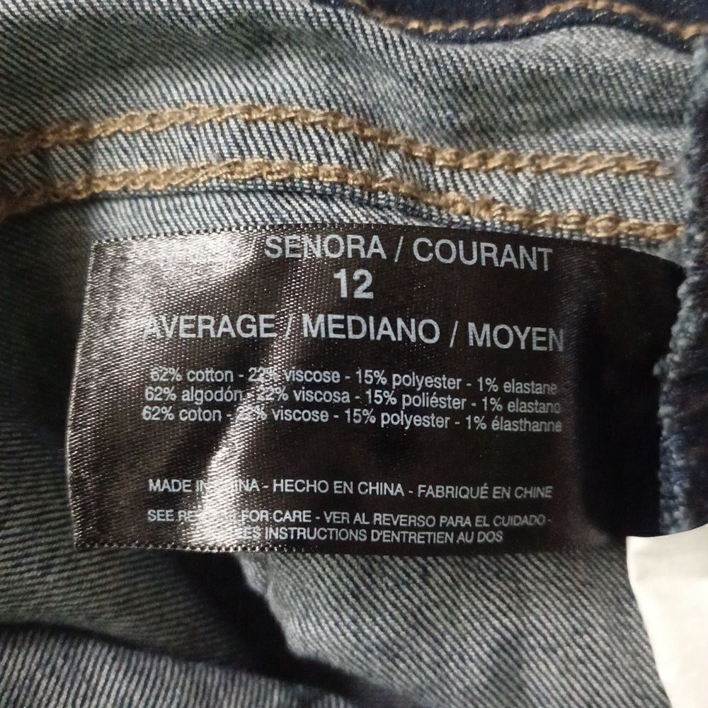 64183...Nine West Chrystie Capri Jeans Size 12, W30" 22"Inseam  9"Rise