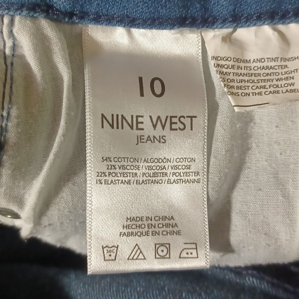 64133....Nine West Skinny Boot Size 10, W32" 31"Inseam 9 1/2"Rise