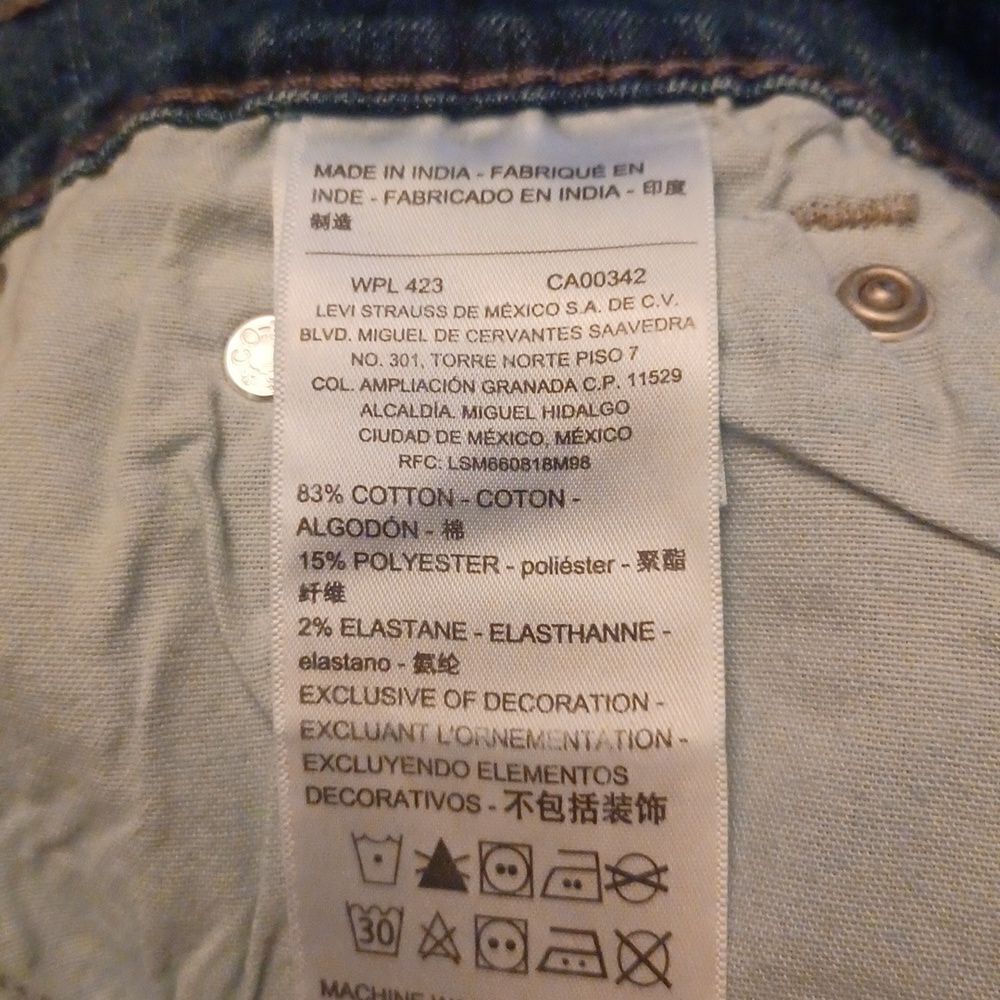637837....Denizen Regular Taper Fit Jeans Size W28 L30