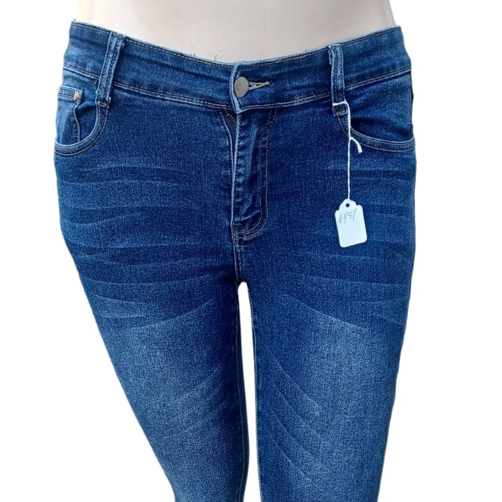 645136.....Fashion Nova Skinny Jeans Size 9/10, W28" 30"Inseam 9"Rise