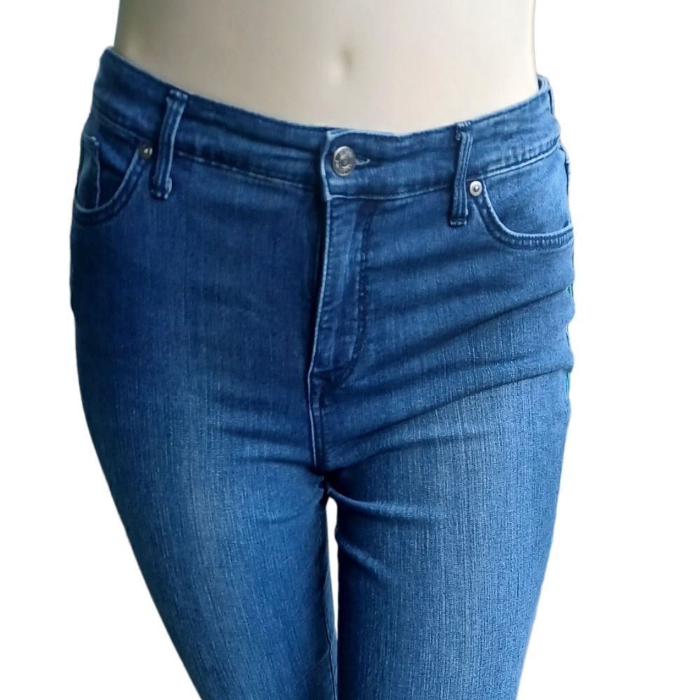 645317....Gloria Vanderbilt Straight leg Jeans Size 8, W30"  28"Inseam 10"Rise