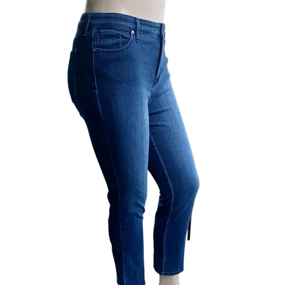 645317....Gloria Vanderbilt Straight leg Jeans Size 8, W30"  28"Inseam 10"Rise