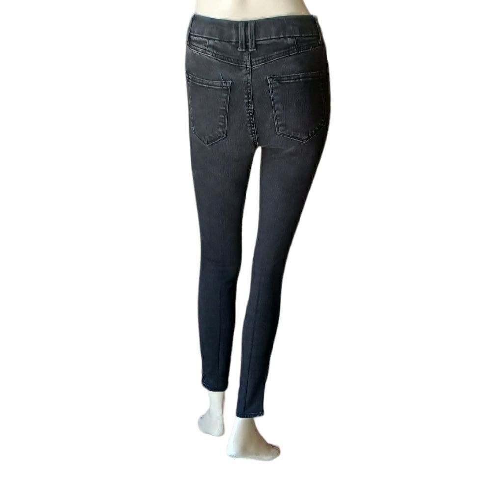 645917....Arizona Jean Company Size 3, W23" 27"Inseam  9"Rise