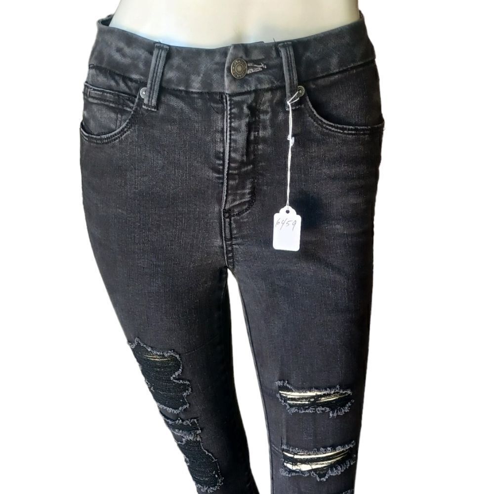645917....Arizona Jean Company Size 3, W23" 27"Inseam  9"Rise