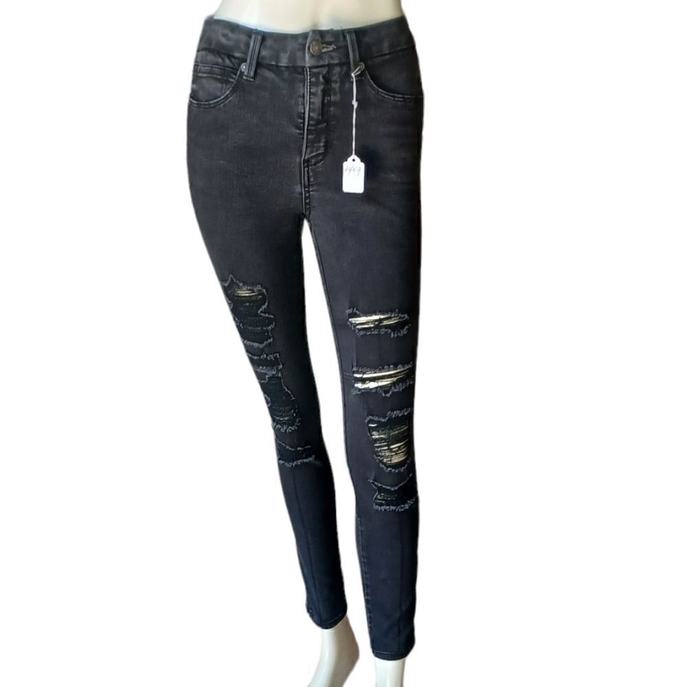 645917....Arizona Jean Company Size 3, W23" 27"Inseam  9"Rise