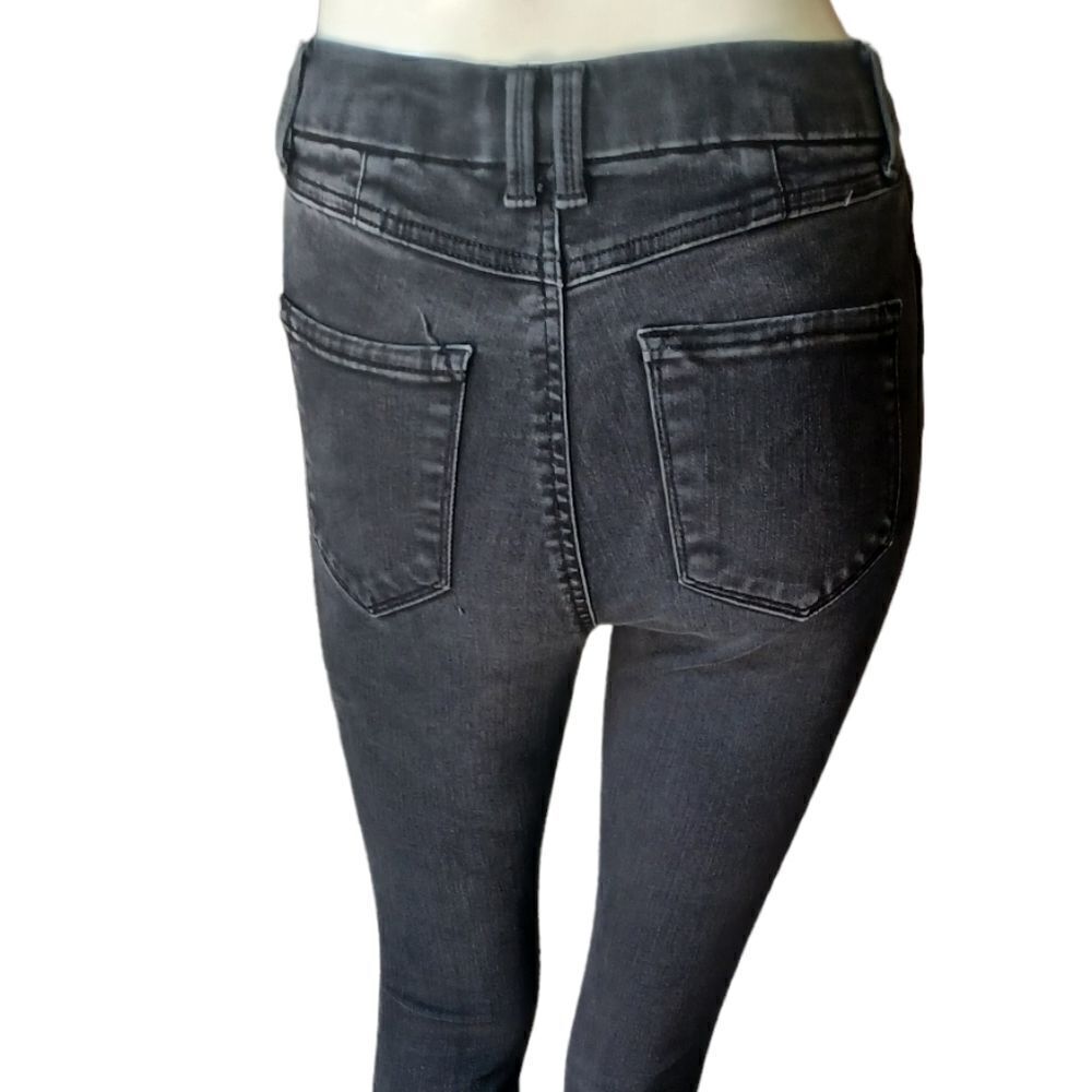645917....Arizona Jean Company Size 3, W23" 27"Inseam  9"Rise