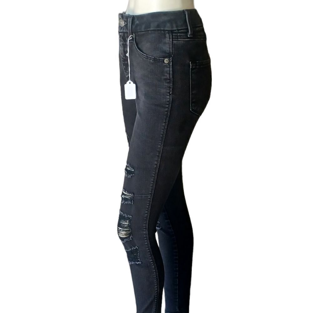 645917....Arizona Jean Company Size 3, W23" 27"Inseam  9"Rise