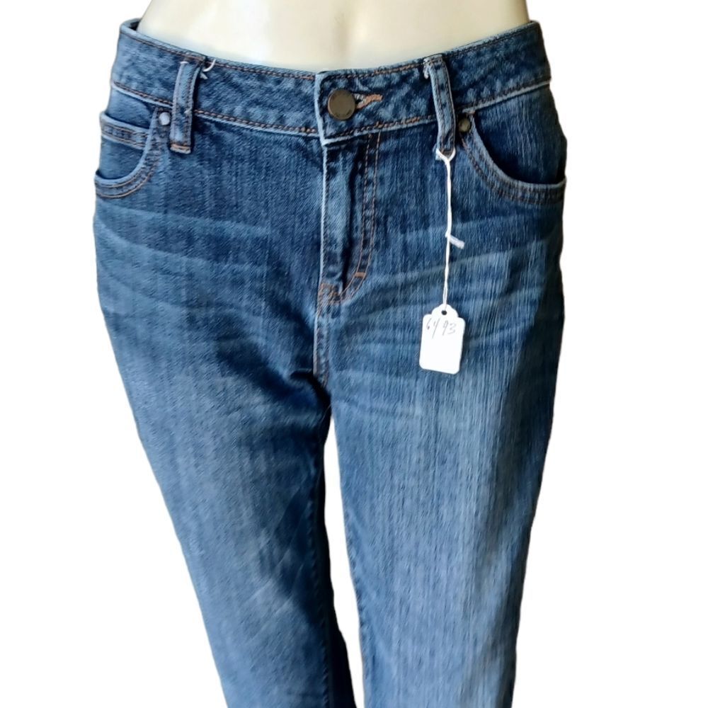 649339....JLO Straight leg Jeans Size 6, W30" 26"Inseam 9"Rise