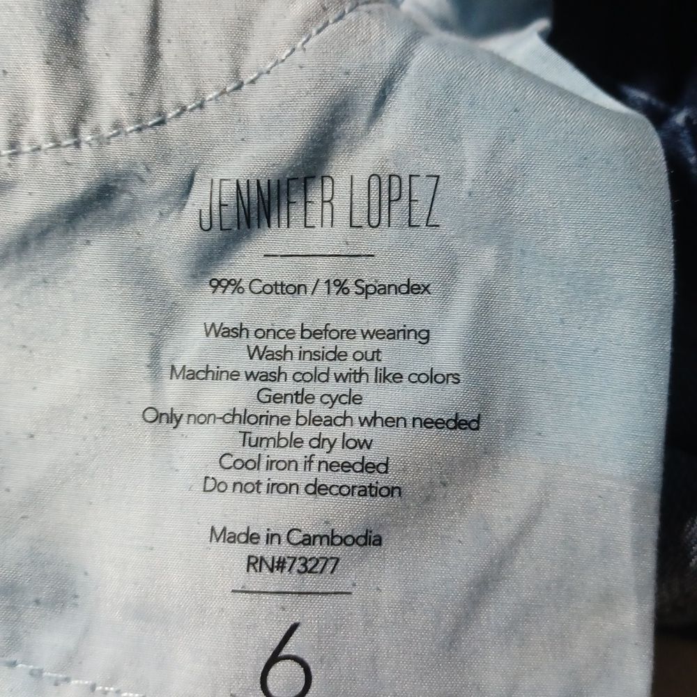 649339....JLO Straight leg Jeans Size 6, W30" 26"Inseam 9"Rise