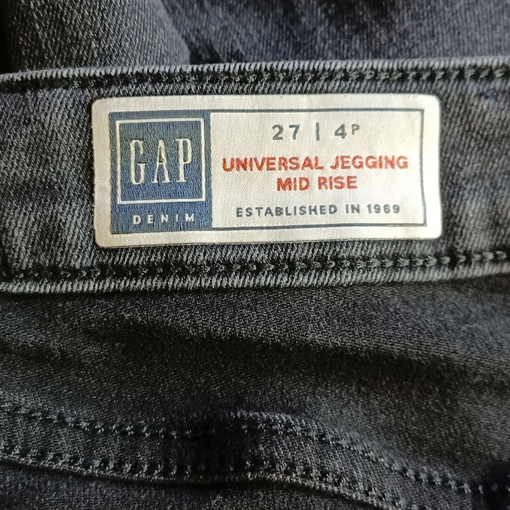 693825.....Gap Denim Jeggings Size 27/4P, 8" Rise
