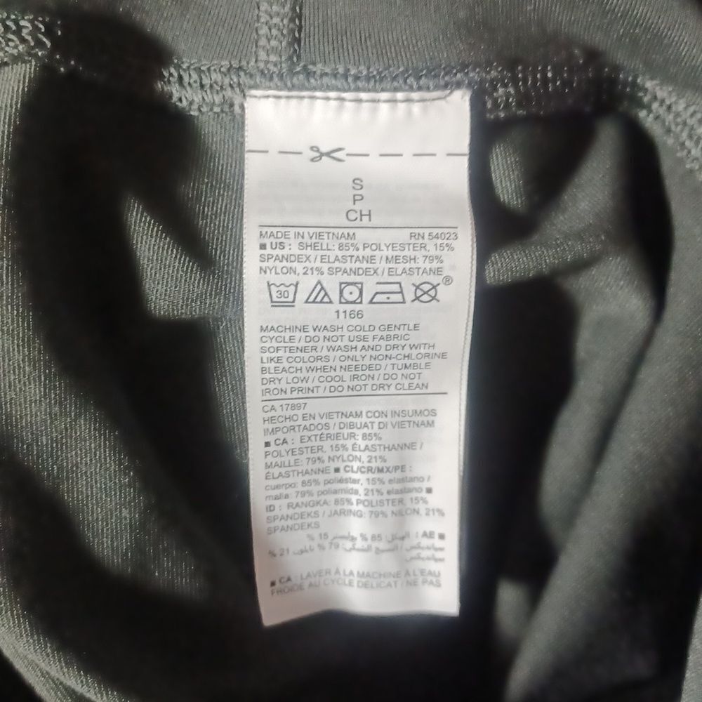 651143....Old Navy Active Wear Elevate Legging Size  Small Petite