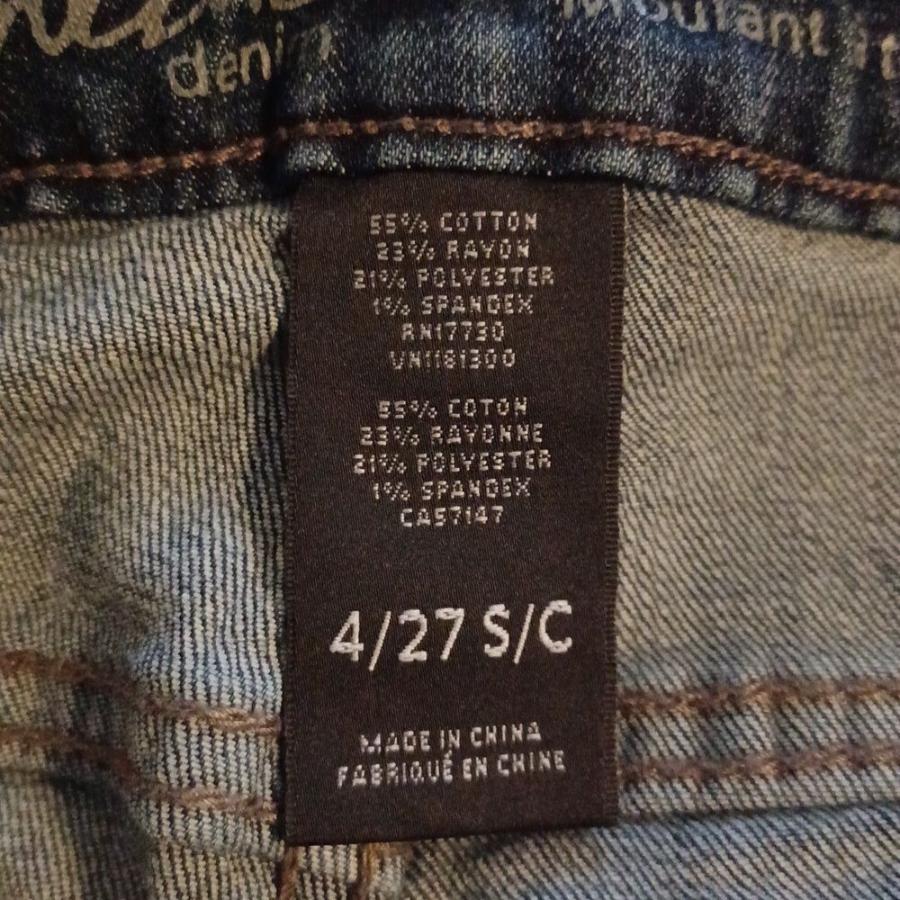 644436....Preowned Mossimo Skinny Jeans Size 4/27 SC, W28" 27"Inseam  7"Rise