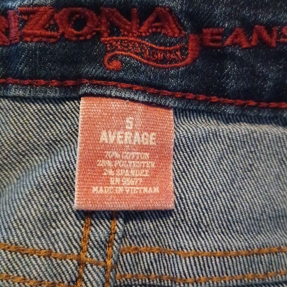 644236....Arizona Jean Company Size 5, W26" 29"Inseam 7"Rise