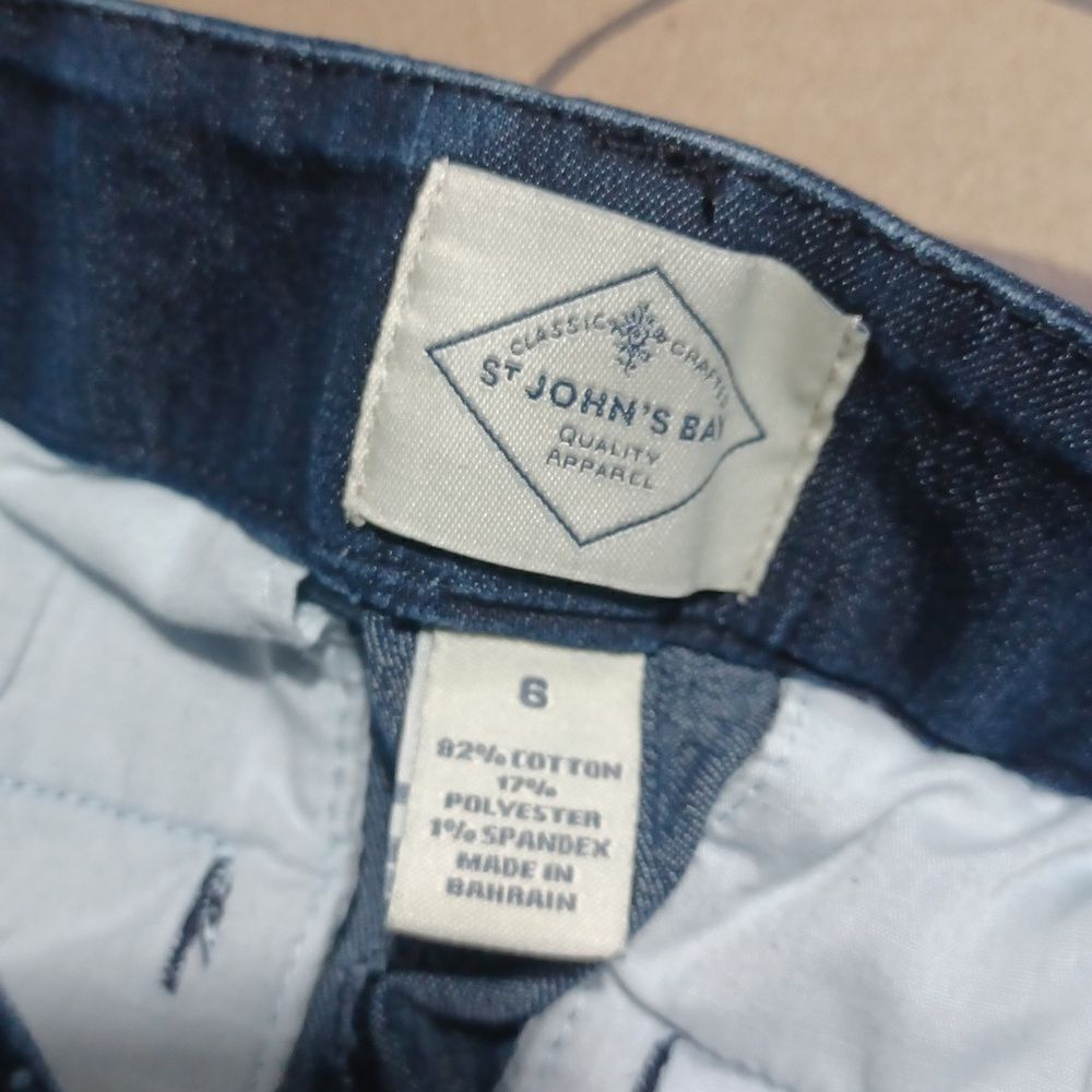 679116..St John's Bay Bermuda Shorts Size 6, W30"  17" Inseam 9"Rise