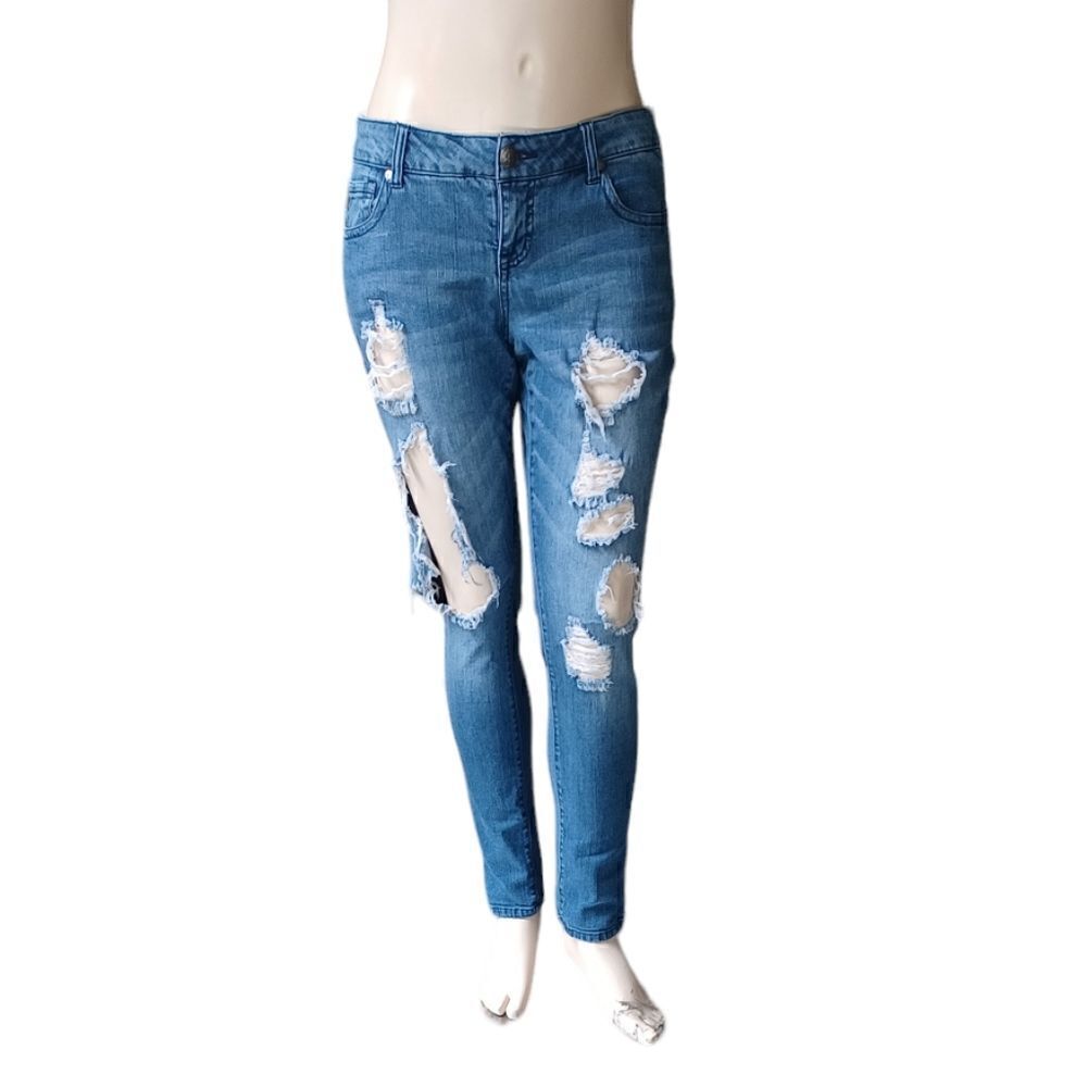 693525.....Torrid Skinny Jeans Size 14, W34" 30"Inseam  9"Rise