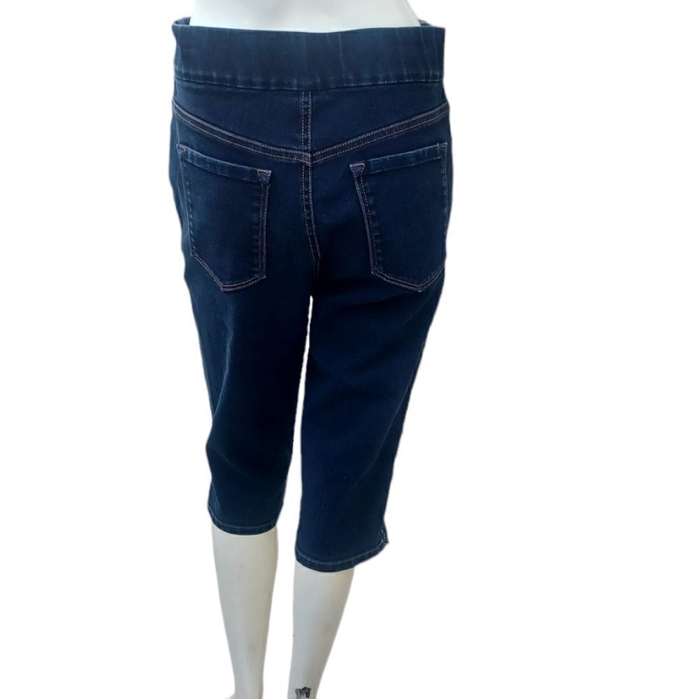 679016...Gloria Vanderbilt Pull-On Shorts Jeans Size 6, W28" 16"Inseam 10"Rise