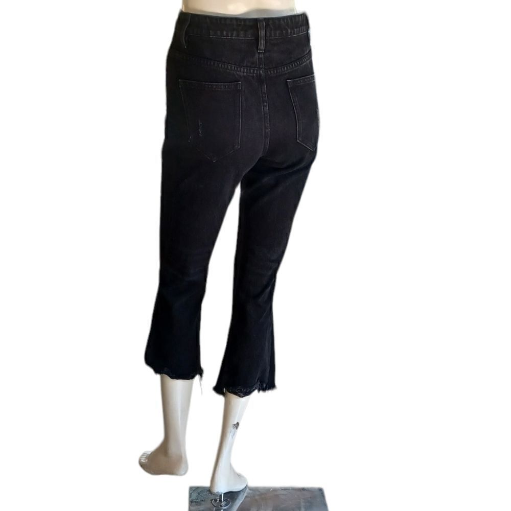 654040....MO&CO Crop Jeans Size 26 " Waist