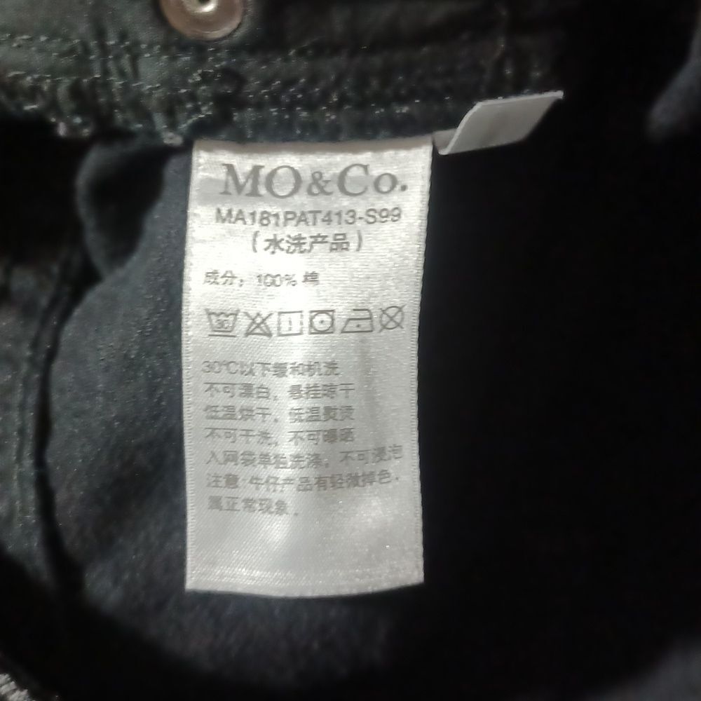 654040....MO&CO Crop Jeans Size 26 " Waist