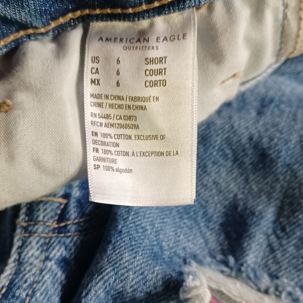 694340.....American Eagle Straight Leg Jeans 6 Short, 26"W, 24"Inseam, 10"Rise