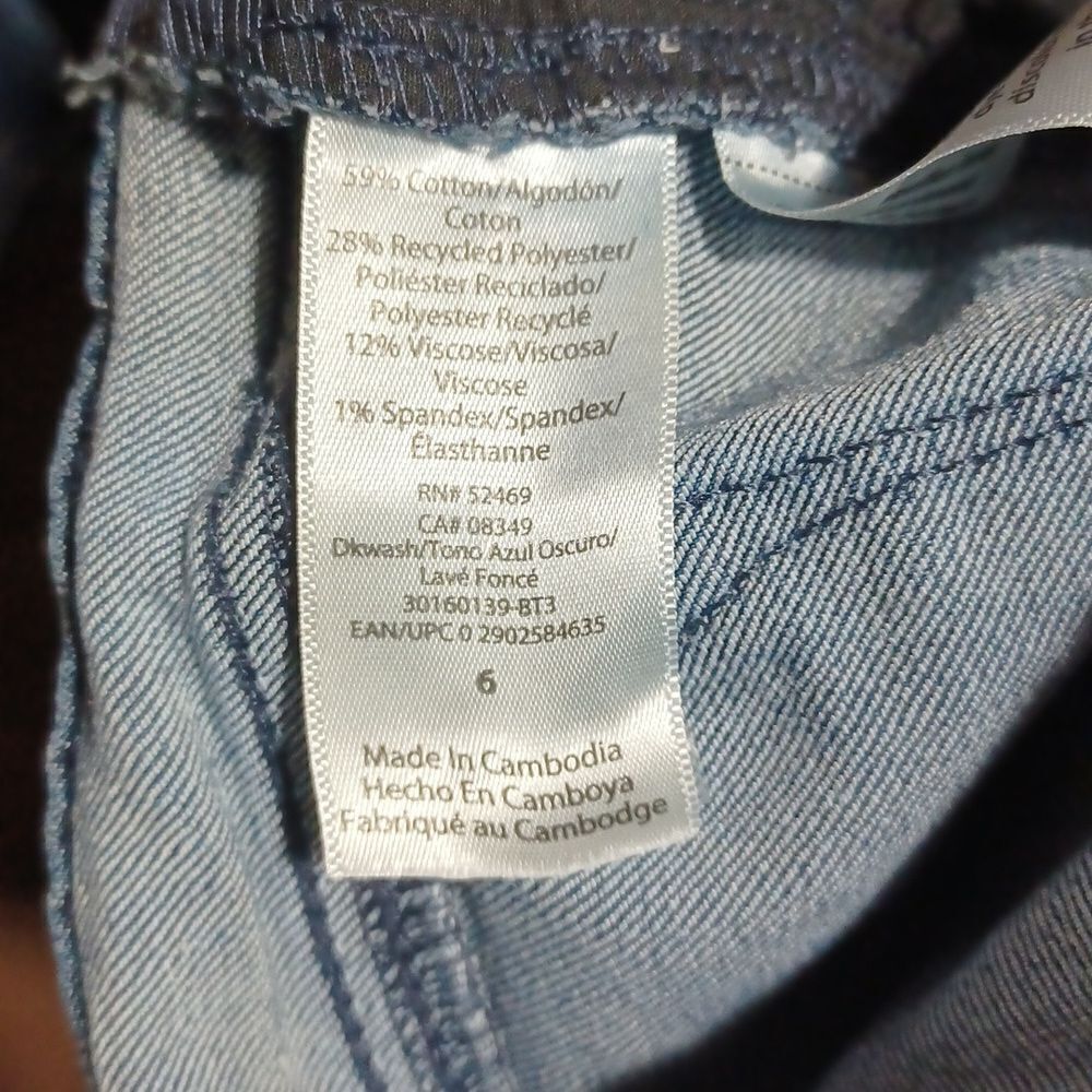 100227....Sofia Jeans Size 6, W28" 29"Inseam  10"Rise
