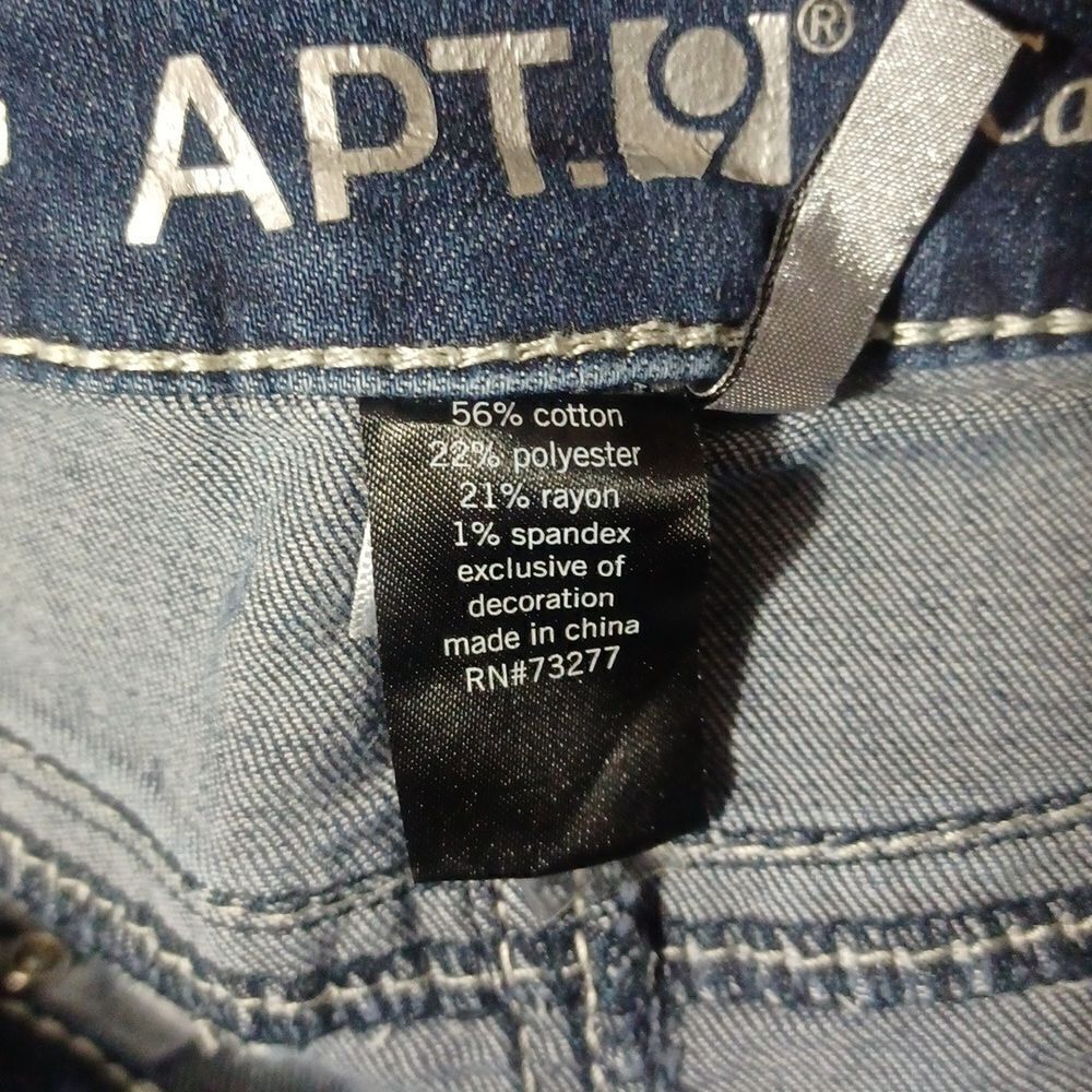 656840....Apt.9 Capri Jeans Size 0, 24" Waist 22" Inseam 7" Rise