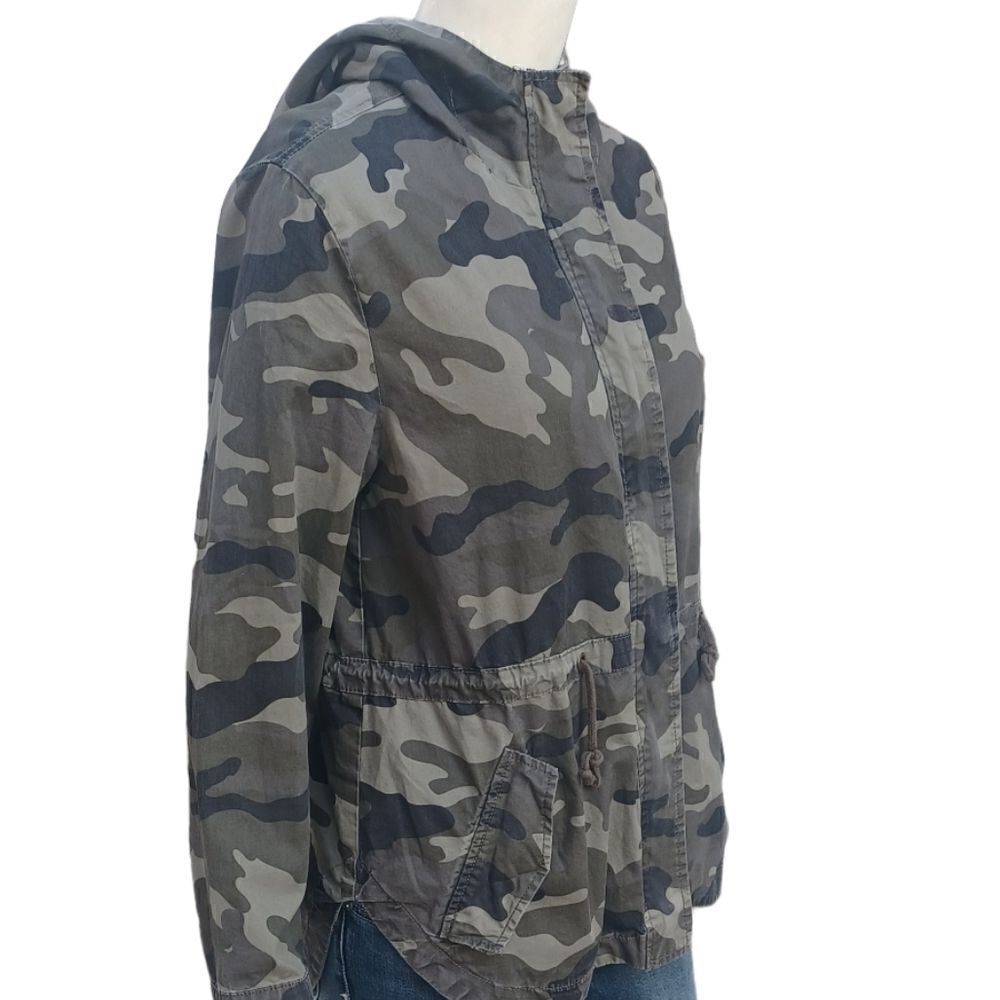 657924......Love Tree Long Sleeve Camo Hoody Size Small