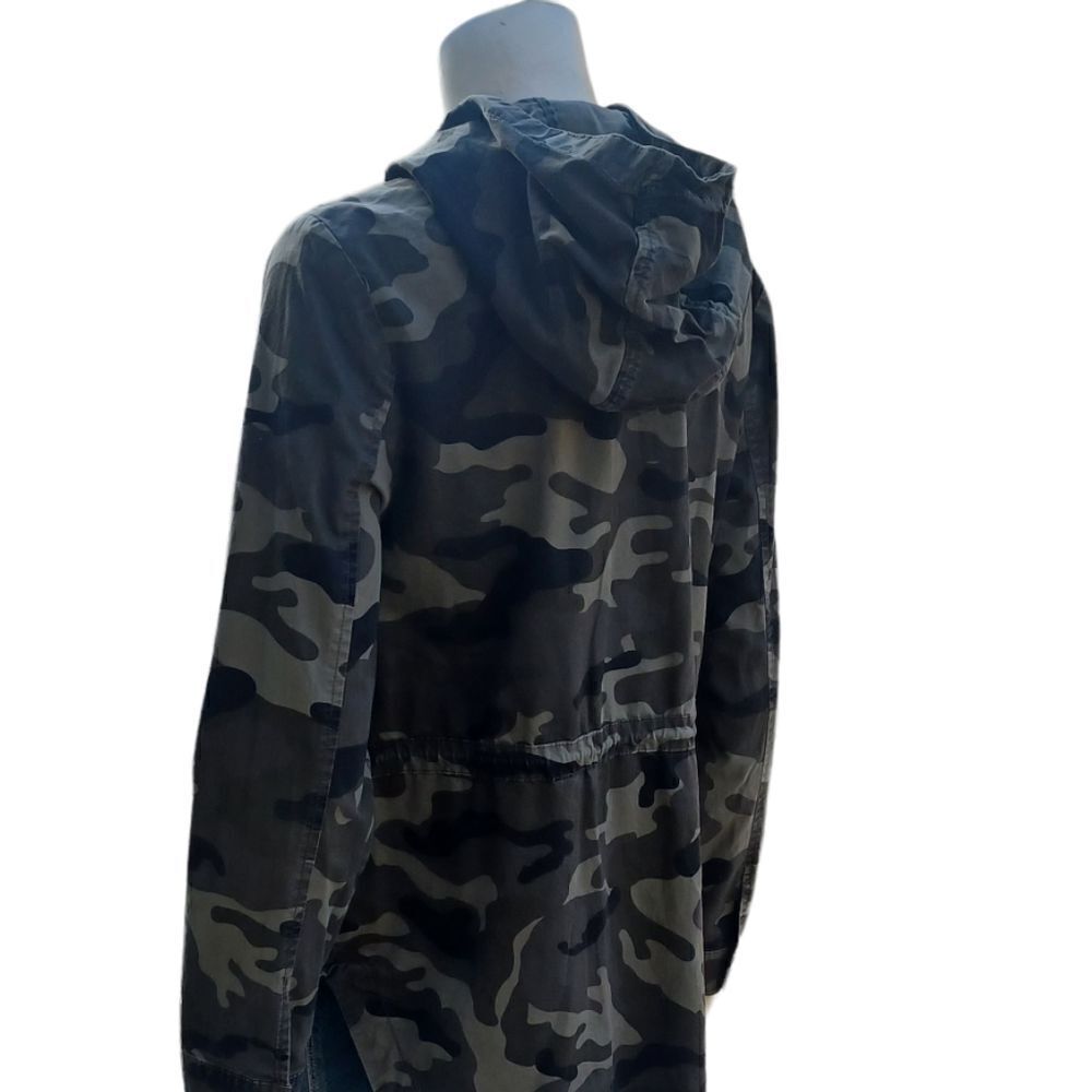 657924......Love Tree Long Sleeve Camo Hoody Size Small