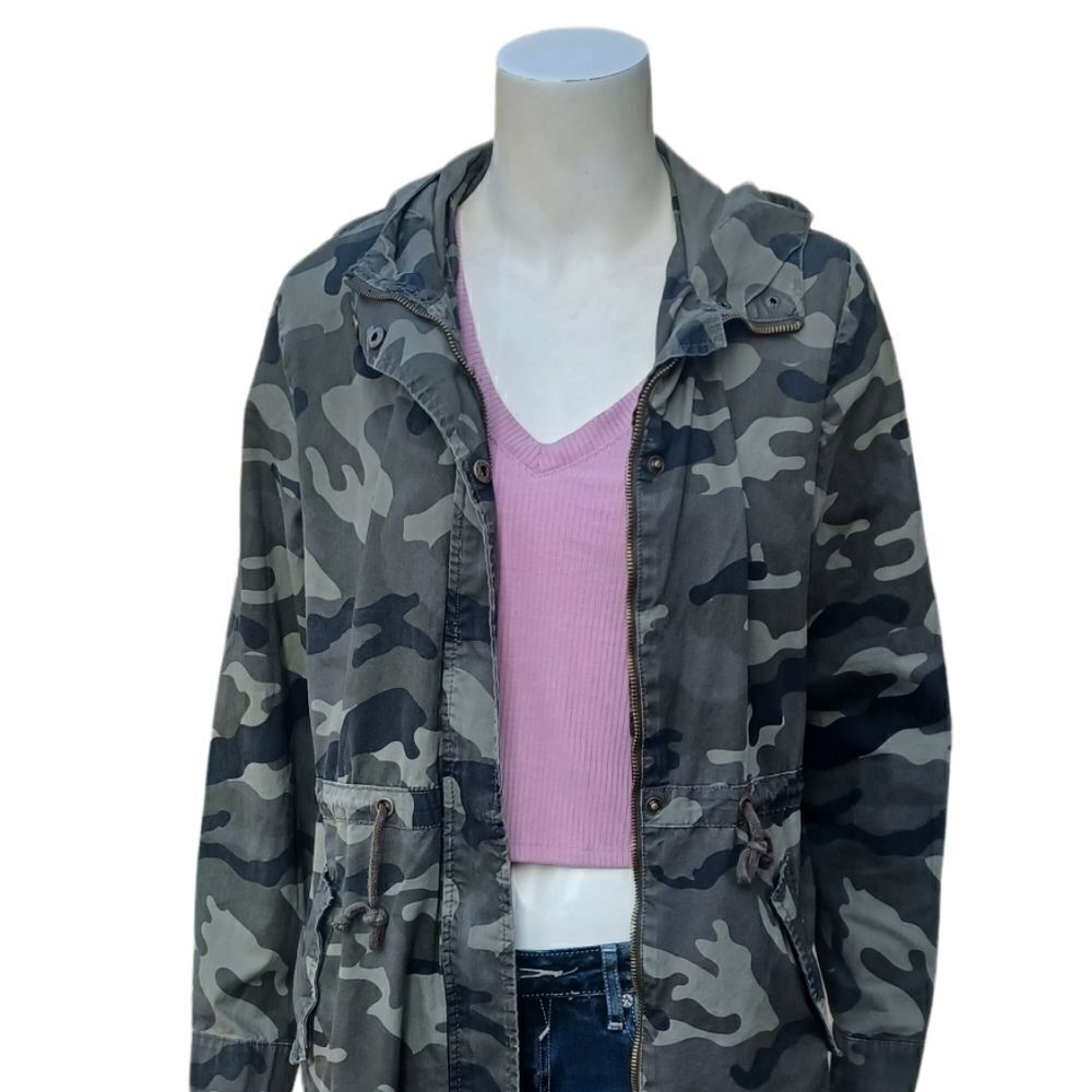 657924......Love Tree Long Sleeve Camo Hoody Size Small